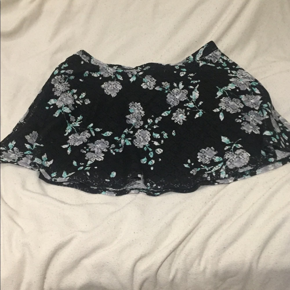 Aéropostale Black Flowered Skirt